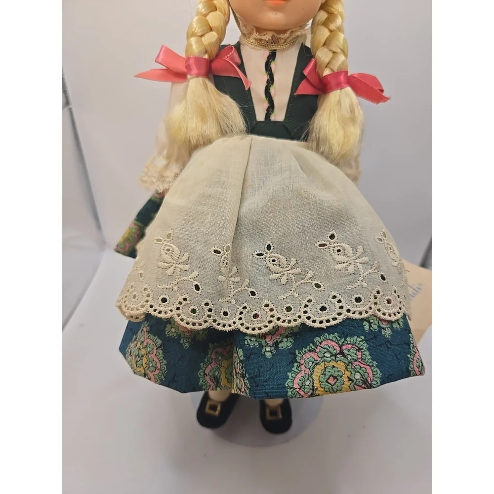 Madame Alexander Heidi‎ (1480) collectible doll in perfect condition